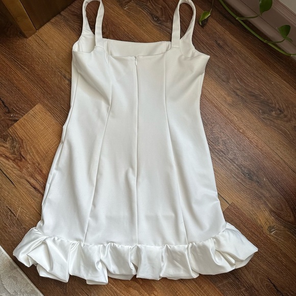 Elegant White Dress with Ruffle Hem - Picture 4 of 7